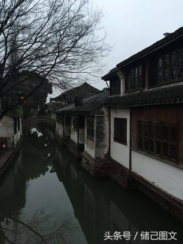 逃离快乐小镇