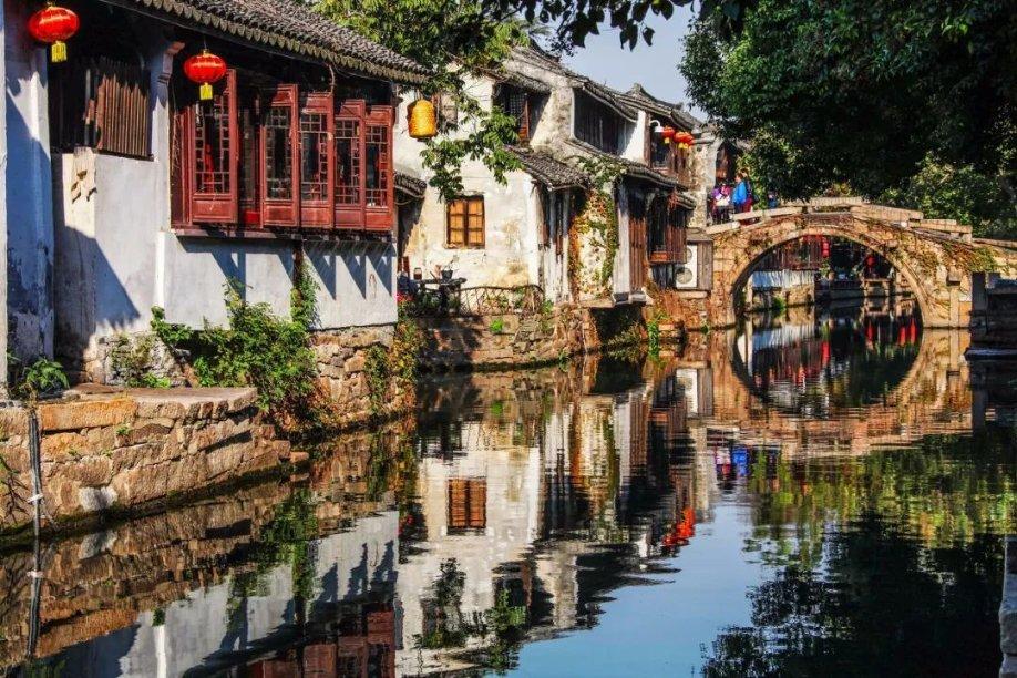 逃离破旧弃城